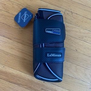 LeMieux pair of carbon mesh boots BLACK LARGE